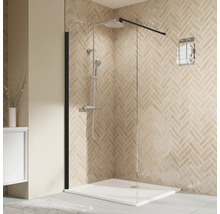 Douche à l''italienne avec pomme de douche, douchette à main et porte-serviettes dans une salle de bains claire