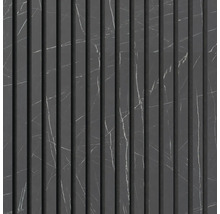 Panneaux muraux décoratifs avec aspect marbre et rainures verticales.