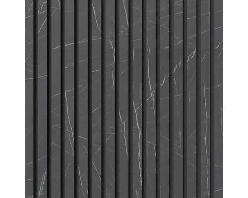 Panneaux muraux décoratifs avec aspect marbre et rainures verticales.