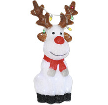 Figurine décorative de renne avec bois, guirlande lumineuse et écharpe rouge comme décoration de Noël.
