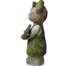 Figurine d''ours en peluche avec des outils de jardinage comme décoration de jardin