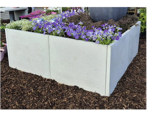 Hochbeet aus Beton mit Blumen bepflanzt
