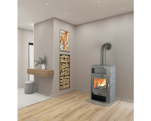 Espace de vie avec poêle à bois, étagère à bois et décoration murale