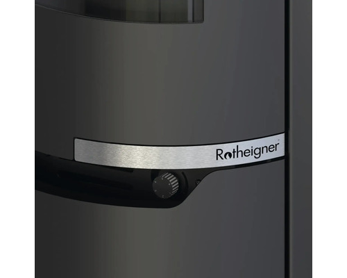 Detailansicht eines Ofens mit Rotheigner Logo und Drehknopf