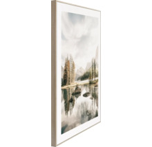 Gerahmtes Landschaftsbild mit See, Bergen und Bäumen