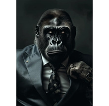 Ein Gorilla trägt einen Anzug mit Krawatte, Manschettenknopf, Ring und Uhr.