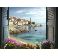 Blick durch ein Fenster auf eine Küstenstadt mit Leuchtturm und Meer