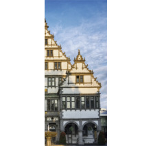 Bâtiment historique avec architecture à pignons à redents et une fontaine au premier plan