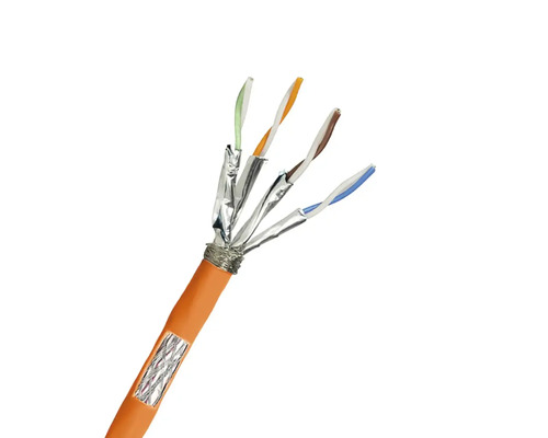 CAT 7 Datenkabel Simplex 500 m Profitrommel orange Nahaufnahme eines orangefarbenen Netzwerkkabels mit freiliegenden Adern.