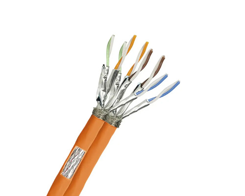 Câble de données CAT 7 Duplex 100 m orange Gros plan d''un câble de données avec blindage et plusieurs fils