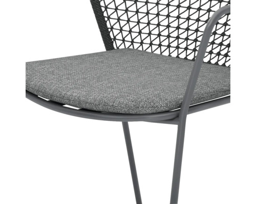 Gros plan d'une chaise avec revêtement en tissu et dossier en filet