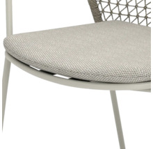 Gros plan d'une chaise avec assise rembourrée et dossier tressé