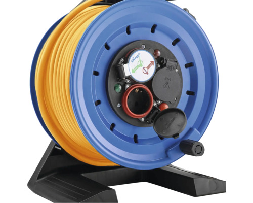 Kabeltrommel mit gelbem Kabel auf schwarzem Ständer