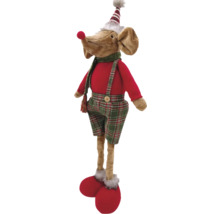 Dekorative Stoffmaus mit karierter Hose, rotem Pullover, Schal und Mütze