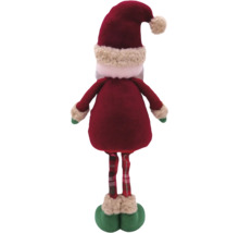 Rückansicht einer Weihnachtsmann-Dekofigur mit rotem Mantel, karierter Hose und Mütze