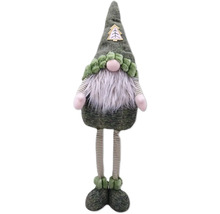 Weihnachtswichtel mit langem Bart und gestreiften Beinen