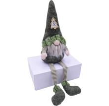 Gnome de Noël décoratif vert avec barbe et jambes rayées assis sur une boîte en carton