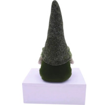 Nain décoratif avec un long chapeau, vue de dos