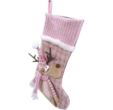 Chaussette de Noël avec application de renne et détails tricotés.