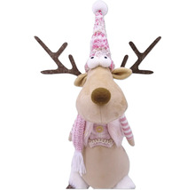 Dekoratives Rentier mit Geweih, Mütze und Schal.