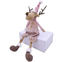 Figurine décorative de renne avec bonnet et écharpe, assise sur une boîte blanche.