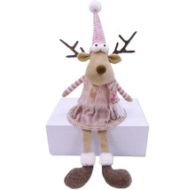 Renne décoratif avec bonnet et robe comme décoration de Noël