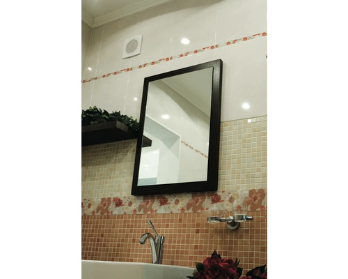 Salle de bain avec miroir, lavabo, robinet et étagère