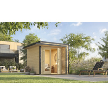 Gartenhaus aus Holz mit geöffneten Türen in einem Garten