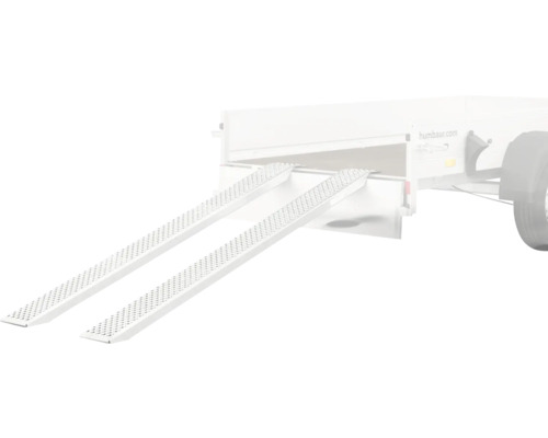 Zwei Aluminium Auffahrrampen an einem Anhänger.