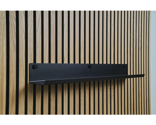 Étagère murale noire sur un mur lambrissé