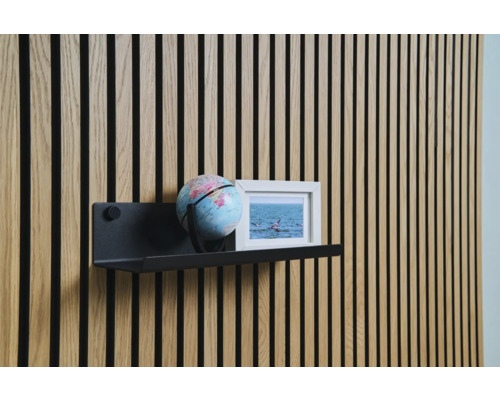 Décoration murale décorative avec panneaux en bois, étagère, globe et cadre photo