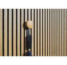 Lambris en bois avec patère et parapluie
