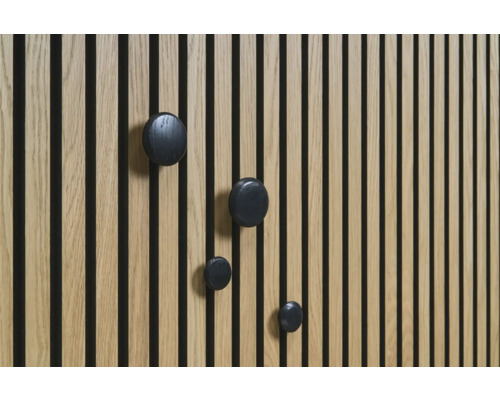 Panneau en bois avec crochets ronds noirs