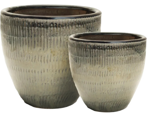 Deux pots de fleurs décoratifs avec une surface à rayures verticales.
