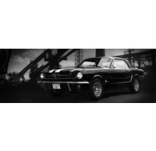 Ein Oldtimer mit Streifen vor einer Industrieanlage