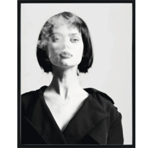 Image décorative avec femme et fumée dans un cadre noir