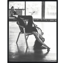 Photo en noir et blanc d''une femme assise à l''envers sur une chaise