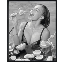 Image encadrée d''une femme savourant une boisson dans une piscine