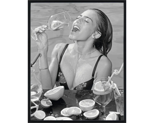 Image encadrée d''une femme savourant une boisson dans une piscine