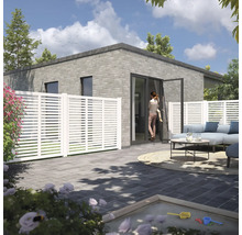 Terrasse avec brise-vue, mobilier de jardin et maison en maçonnerie