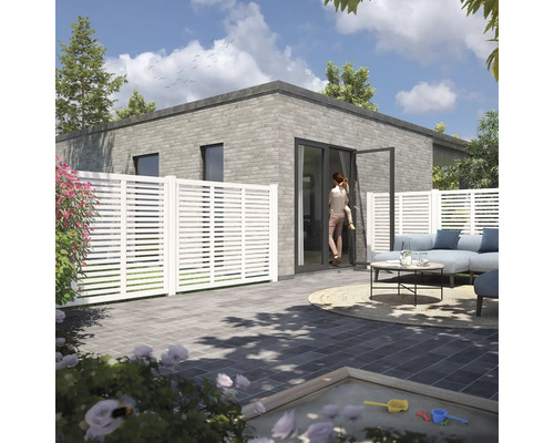 Terrasse avec brise-vue, mobilier de jardin et maison en maçonnerie