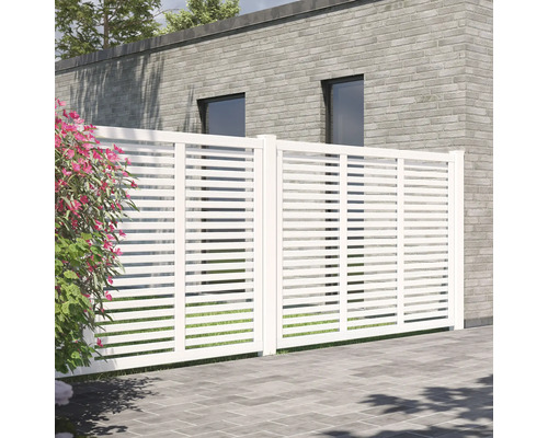 Clôture d''intimité avec lamelles horizontales devant une maison