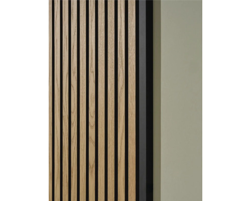 Sonava Profile Abschlussleiste schwarz foliert 2600 x 25 x 22 mm Nahaufnahme einer Holzpaneelwand mit Lattenstruktur und Schallschutz