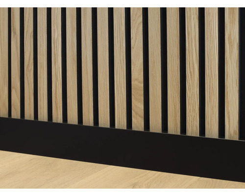 Sonava Profile Fußleiste schwarz foliert 2400 x 80 x 22 mm Holzpaneelwand mit schmalen Lamellen und einem Sockel