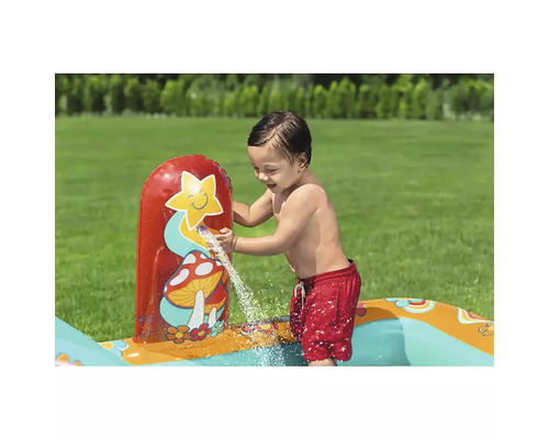 Kind spielt mit einem aufblasbaren Wasserspielzeug im Garten