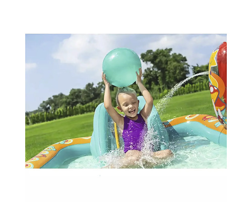 Kind spielt mit einem Ball in einem aufblasbaren Planschbecken mit Wassersprinkler im Garten