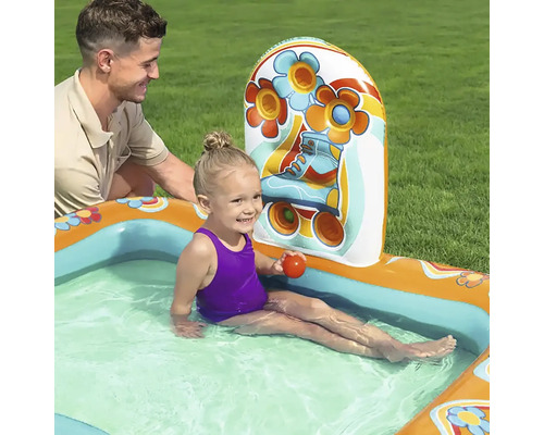 Aufblasbares Kinderplanschbecken mit Rollschuhdesign und Kind im Wasser