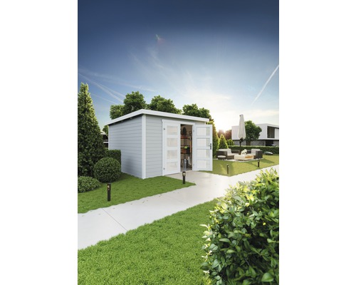 Garten mit Gerätehaus, Rasen und Gartenmöbeln