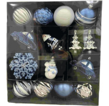 Assortiment de boules de Noël et de décorations dans un emballage