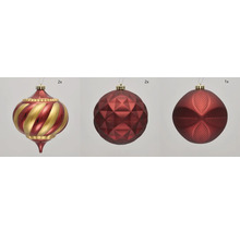 Trois boules de Noël avec différents motifs